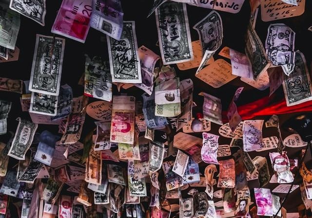 50 тысяч гривен: кому в Украине платят такую зарплату