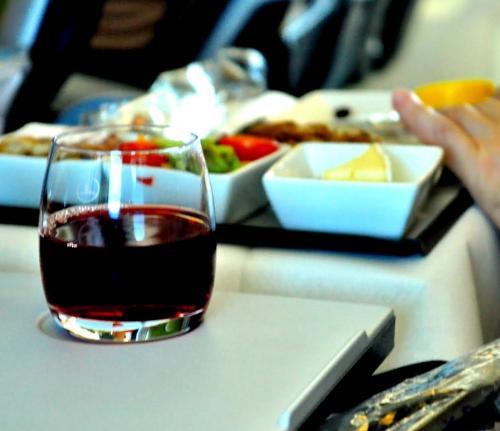 8 марта «Аэрофлот» нальёт на борту и не только женщинам