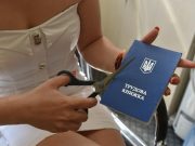 А бумажные никто не отменял: 5 вопросов об электронных трудовых книжках