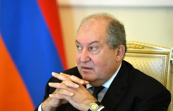 Армен Саркисян снова отказался подписывать указ об отставке главы Генштаба Армении Оника Гаспаряна