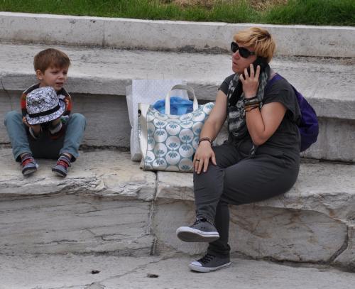 Детей отправлять за границу можно будет с нотариально заверенной доверенностью от одного из родителей