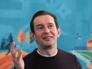 Хабенский и Краймбрери порассуждали о проблеме отцов и детей в клипе «Самолет»