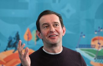 Хабенский и Краймбрери порассуждали о проблеме отцов и детей в клипе «Самолет»