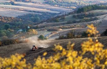 Киев отреагировал на запрет иностранцам владеть землей в Крыму