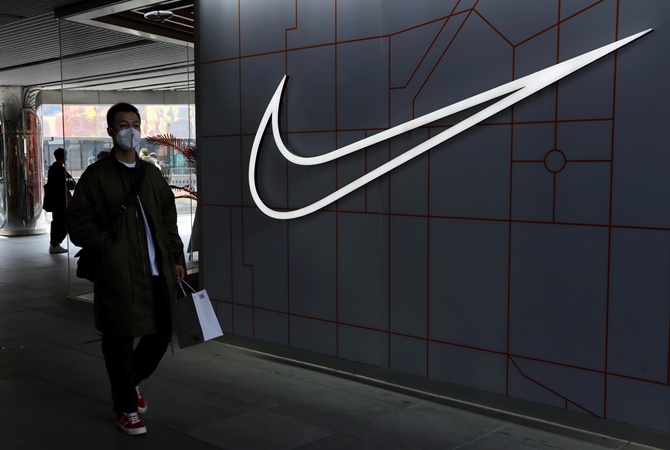 Китайцы массово сжигают кроссовки Nike из-за отказа использовать хлопок из Синьцзяна