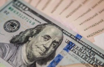 Курс валют на сегодня: доллар и евро продолжают рушиться