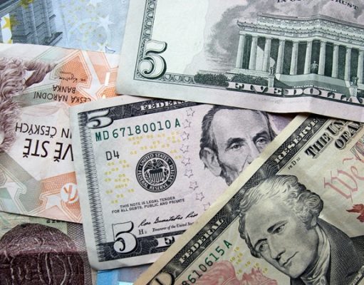 Курс валют на сегодня: доллар и евро упали после роста