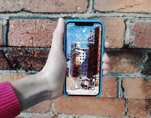 Музей ИЗО сделал из картины с гостиницей «Исеть» заставку на смартфон (ФОТО)