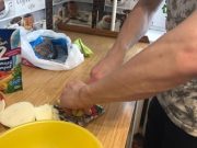 Наловили сами карасей: в День влюбленных молодежь Кургана коллективно варит уху