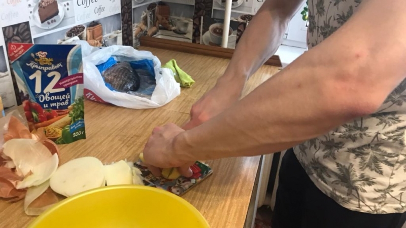 Наловили сами карасей: в День влюбленных молодежь Кургана коллективно варит уху