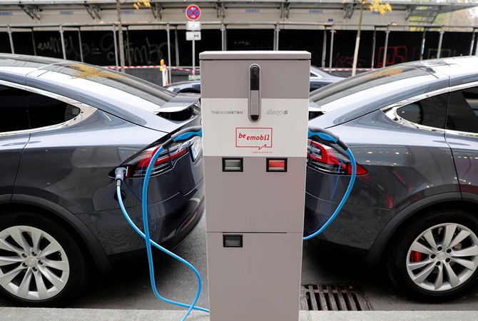 Нефть дорожает, а Tesla дешевеет: что происходит с рынком электромобилей в мире