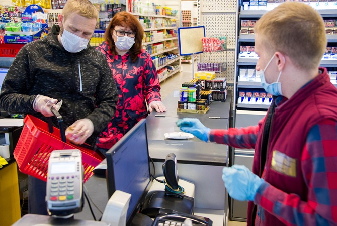 Особенности украинского карантина: за год зарплаты упали, график не изменился, но работу искать не хотят