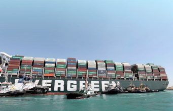 Президент Египта распорядился начать разгрузку контейнеровоза, перекрывшее Суэцкий канал