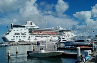 Royal Caribbean продала два судна новому владельцу из Азии