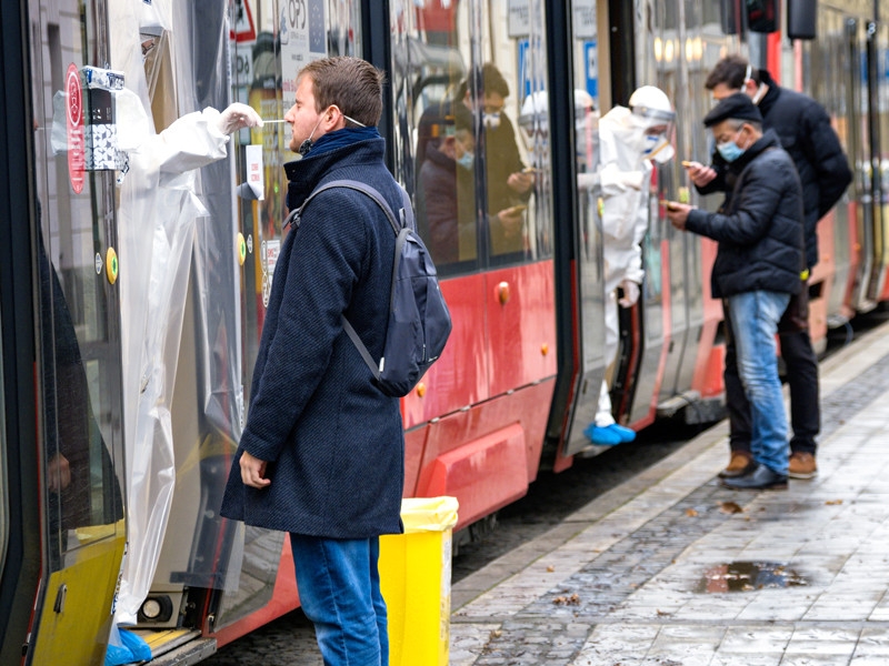 Словакия, не справляясь с наплывом больных COVID, начала отправлять их за границу