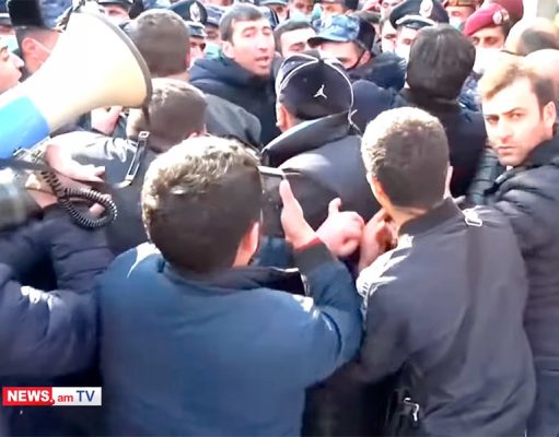 В Ереване возле резиденции президента произошли стычки между полицией и демонстрантами