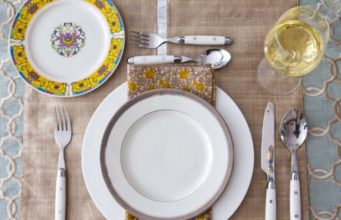 Как сервировать стол приборами?
