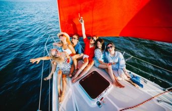 Отдых в Киеве: аренда яхты, катера или теплохода