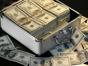 500 килограммов долларов: зачем украинские чиновники хранят дома чемоданы денег