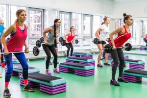 Занятия в фитнес клубе развивают физическую силу и бодрят