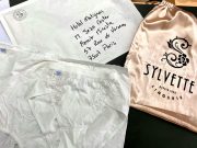 Бунт бутиков нижнего белья: премьеру Франции шлют предметы туалета, требуя отмены закрытия из-за коронавируса