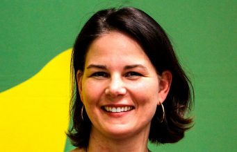 DW: канцлером ФРГ может стать жесткий критик России и «Северного потока-2» Анналена Бербок