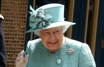 Елизавета II поблагодарила всех за поддержку в свой первый день рождения без мужа