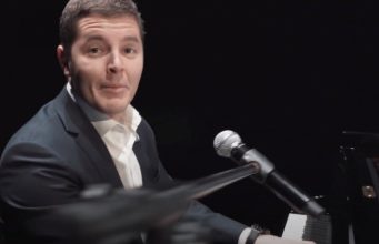 Глава ЯНАО необычным образом поздравил женщин с 8 Марта