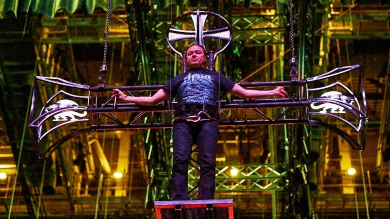 Группе &laquo;Ария&raquo; хотят запретить &laquo;распятие&raquo; вокалиста на кресте в Екатеринбурге