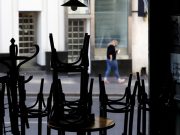 И снова локдаун: безработных и заробитчан больше, задержки по соцвыплатам, зато гривна стабильна