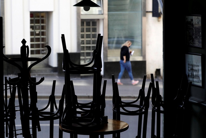 И снова локдаун: безработных и заробитчан больше, задержки по соцвыплатам, зато гривна стабильна