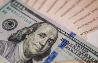 Курс валют на сегодня: доллар уперся в психологическую отметку