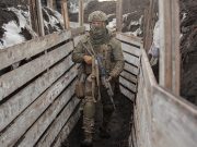 На украинских позициях после визита Зеленского вывесили флаг со свастикой