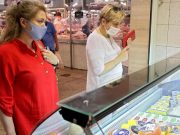 Наступила третья стадия бедности: украинцы продают доллары