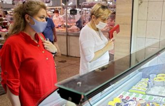 Наступила третья стадия бедности: украинцы продают доллары