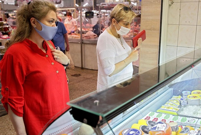 Наступила третья стадия бедности: украинцы продают доллары