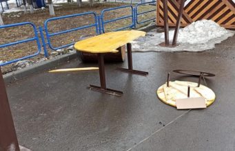 «Руки опускаются»: В Кургане вандалы разгромили новую площадку в ЦПКиО