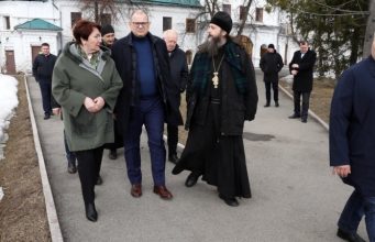 Сенаторы РФ посетили Далматовский монастырь и шадринскую набережную