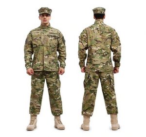 Боец в армейской форме и полной экипировке достойно представит свою Родину