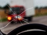 Возможен ли ремонт лобового стекла с трещинами?