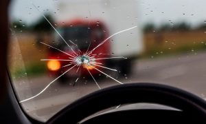 Возможен ли ремонт лобового стекла с трещинами?