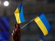 Украинские депутаты устроили потасовку из-за российского флага