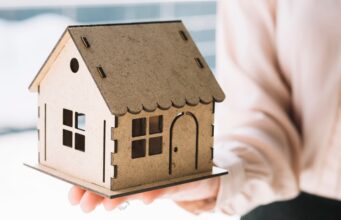 Критерии выбора жилья в новых домах: сопоставление и возможные опасности.