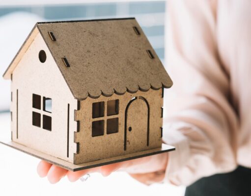 Критерии выбора жилья в новых домах: сопоставление и возможные опасности.