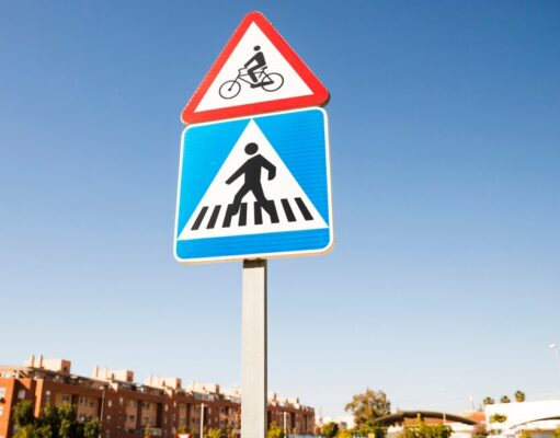 Информационно-указательные знаки: теория вождения и их значение