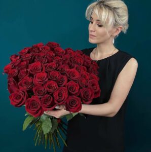 Доставка эквадорских красных роз: нежность и страсть в каждом бутоне