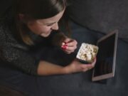 Смотреть сериалы и фильмы онлайн: удобство, выбор и безопасность