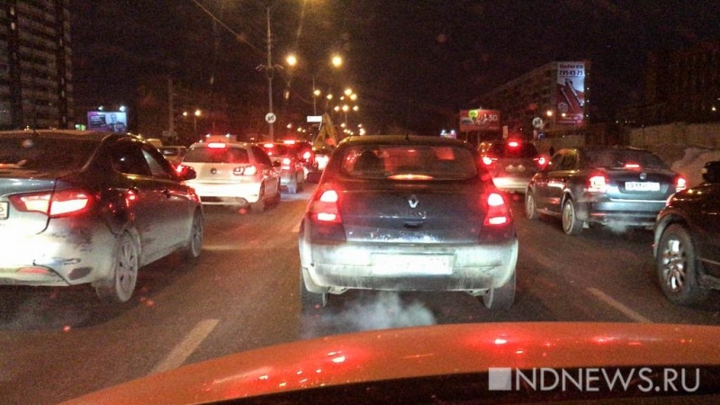 На въезде в Екатеринбург образовались пробки, люди не могут приехать из других городов
