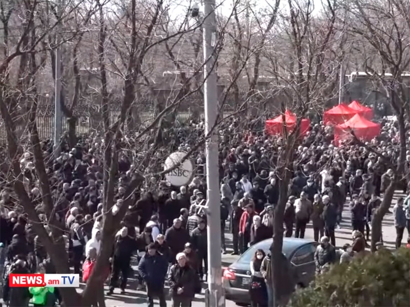 В Армении в пятницу продолжились многотысячные митинги и шествия протеста. Внеочередное заседание парламенты было сорвано