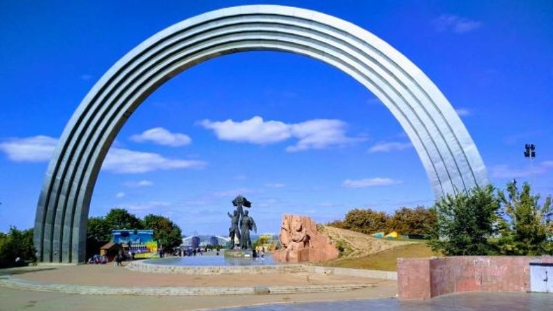 В Киеве на месте Арки Дружбы народов захоронят останки бандеровцев и петлюровцев